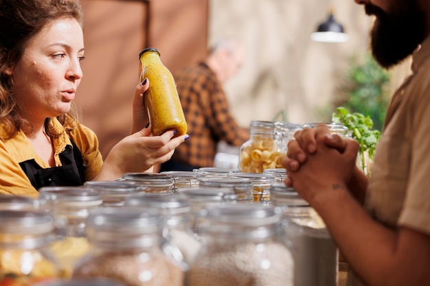 Foto gratuita comerciante vende jugo casero