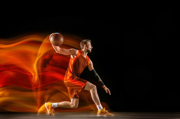 El cometa. Joven jugador de baloncesto caucásico del equipo rojo en acción