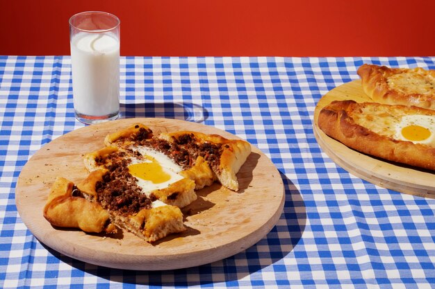 Comida aduanera en tablero de madera de alto ángulo