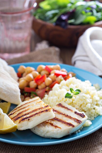 Comida al estilo de Oriente Medio con cuscús y garbanzos