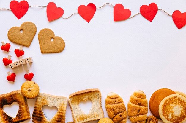 Comida al horno y guirnalda de corazón