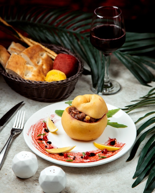 Foto gratuita comida al horno en membrillo con pan