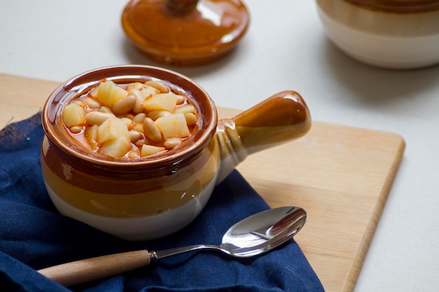 Comida de alto ángulo con frijoles y patatas