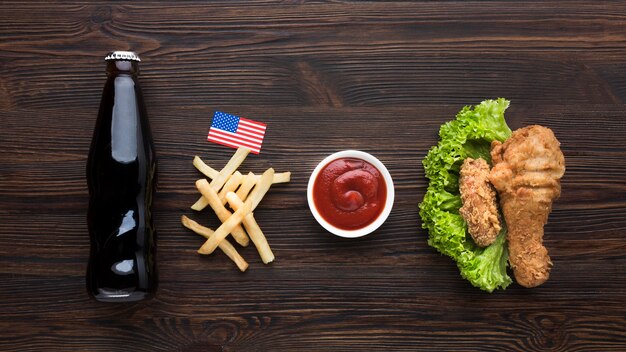 Comida americana con botella de refresco