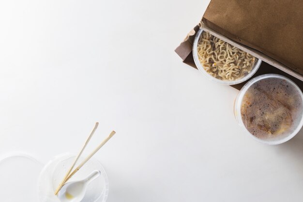 Comida asiática en bolsa de papel