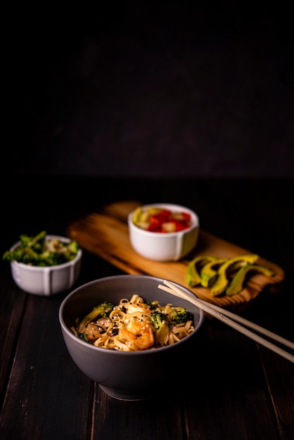 Comida asiática con palta y palillos