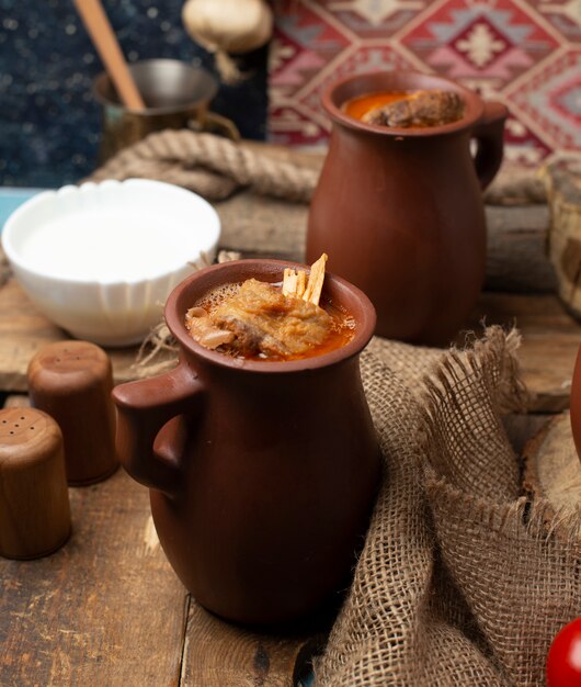 Comida azerbaiyana piti, estofado de carne en la taza de cerámica. Servido con yogurt.