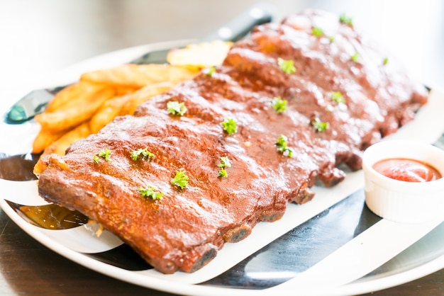 Foto gratuita comida de barbacoa de cerdo asado bebé