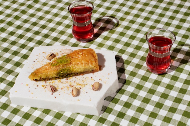 Comida y bebidas sabrosas de alto ángulo