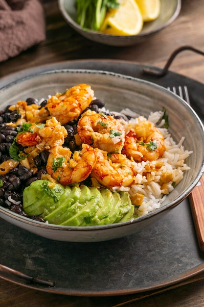 Comida brasileña de alto ángulo con camarones