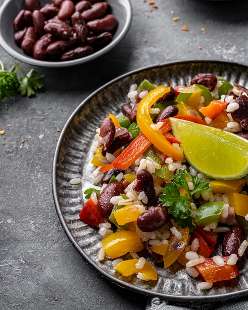 Comida brasileña de alto ángulo con frijoles y limón.