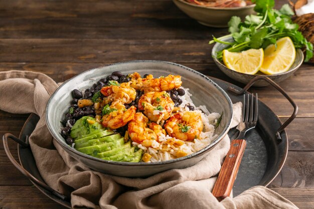 Comida brasileña con camarones de alto ángulo