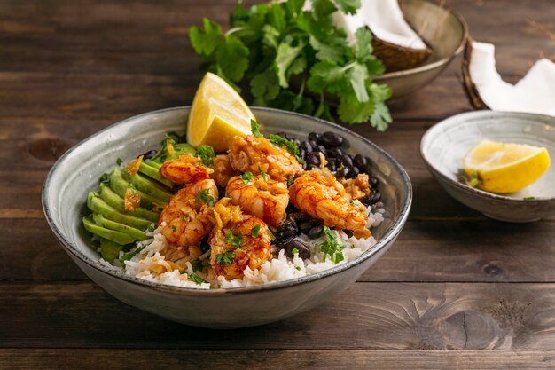 Comida brasileña con camarones en un tazón