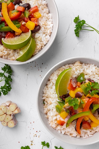 Comida brasileña endecha plana con arroz