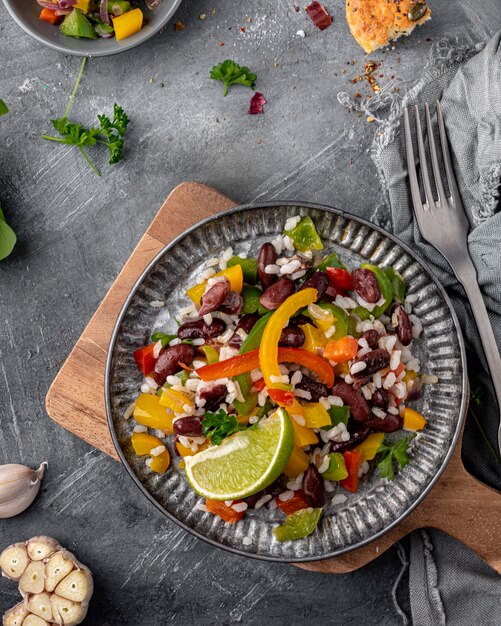 Comida brasileña laicos plana con frijoles y limón.