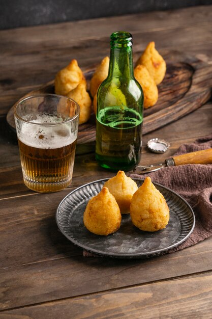 Comida brasileña en plato y vaso de cerveza