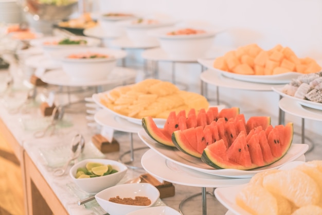 Foto gratuita comida de buffet mesa del banquete de personas