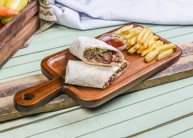 Comida callejera árabe shaurma con patatas fritas.