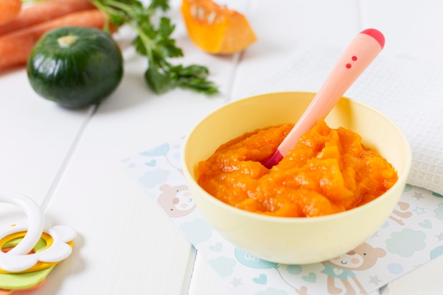 Comida casera para bebés de alto ángulo en un tazón