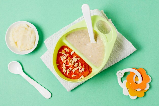 Comida casera para bebés sobre fondo verde