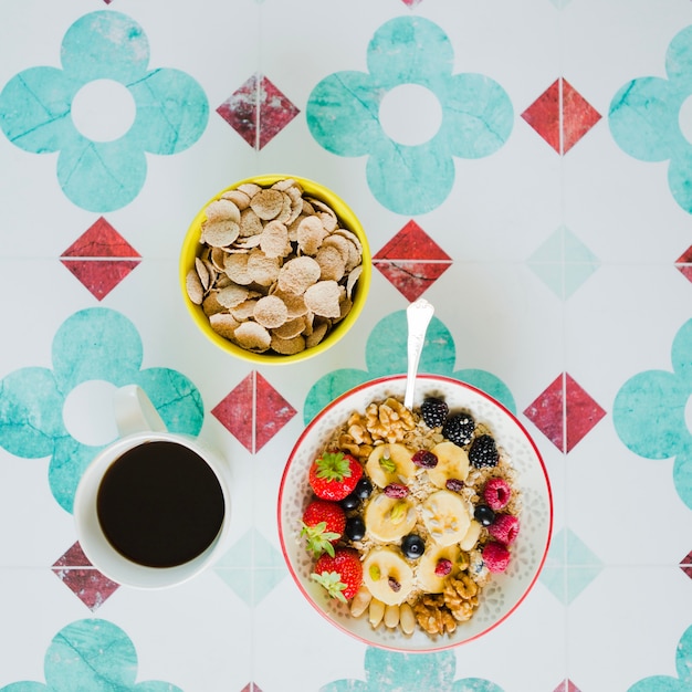 Foto gratuita comida compuesta para un desayuno saludable