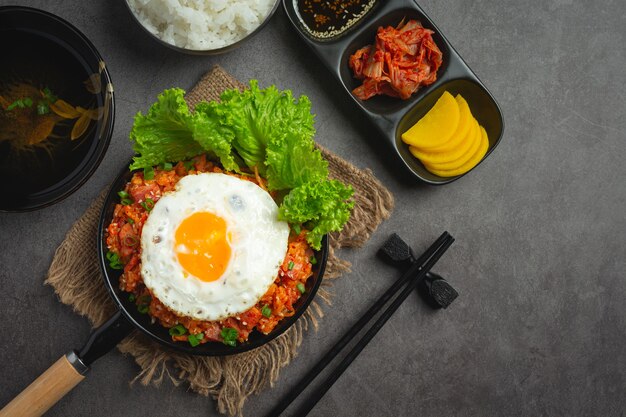 Comida coreana. arroz frito con kimchi servir con huevo frito