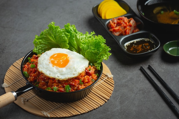 Comida coreana. arroz frito con kimchi servir con huevo frito