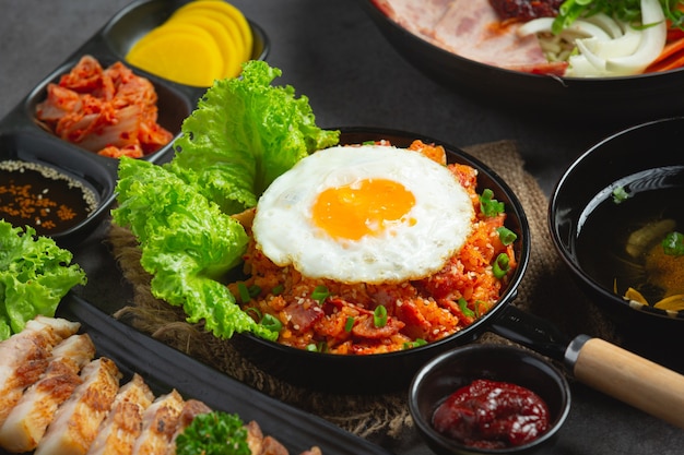 Comida coreana. arroz frito con kimchi servir con huevo frito