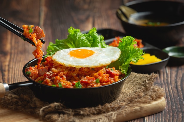 Comida coreana. arroz frito con kimchi servir con huevo frito