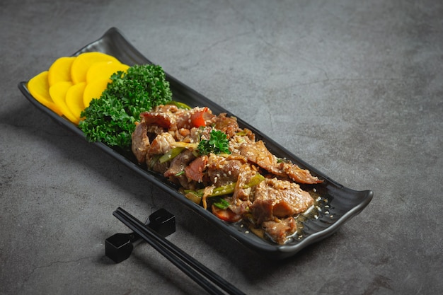 Comida coreana Bulgogi o barbacoa de ternera marinada lista para servir