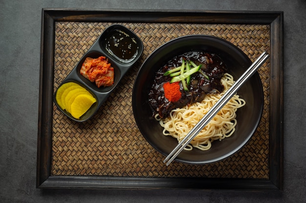 Comida coreana; Jajangmyeon o fideos con salsa de frijoles negros fermentados