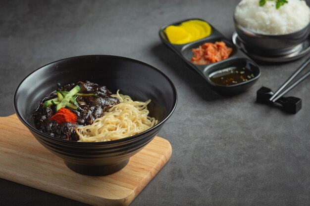 Comida coreana; Jajangmyeon o fideos con salsa de frijoles negros fermentados