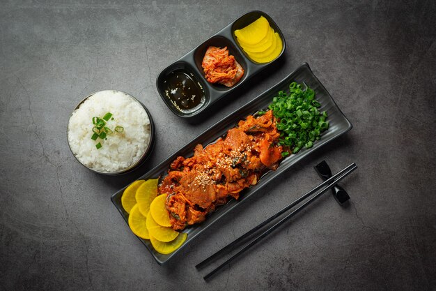 Comida coreana; Jeyuk Bokkeum o cerdo frito en salsa estilo coreano