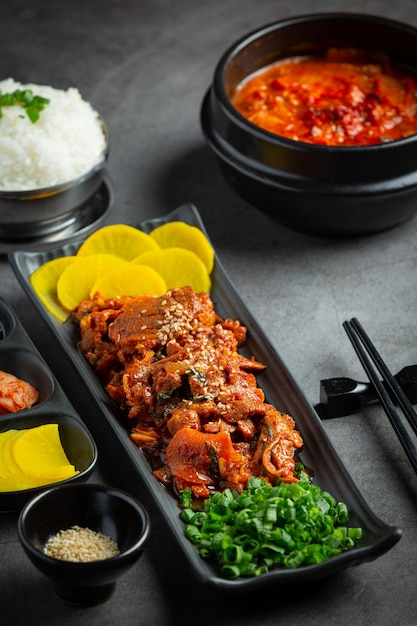 Comida coreana; Jeyuk Bokkeum o cerdo frito en salsa estilo coreano