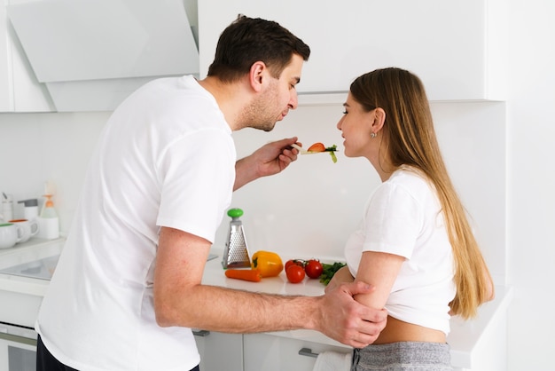 Comida de degustación de pareja de ángulo bajo