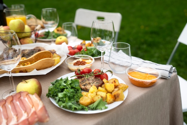 Foto gratuita comida deliciosa de alto ángulo en arreglo de mesa