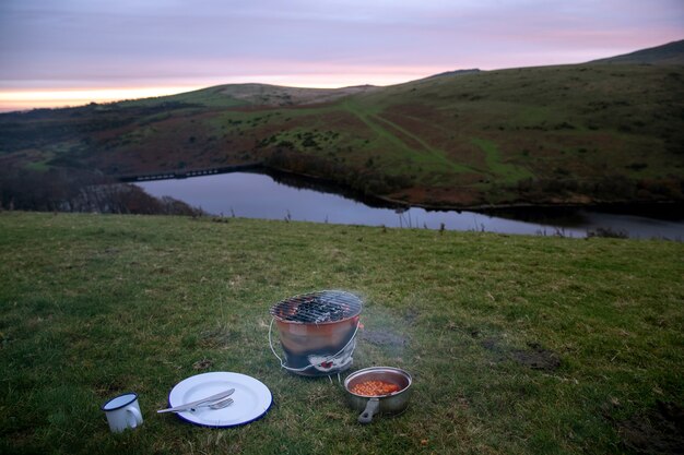 Comida deliciosa de alto ángulo en la naturaleza.