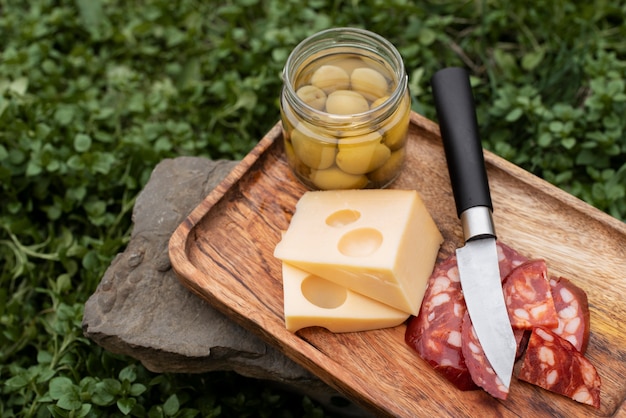 Comida deliciosa de alto ángulo en la naturaleza