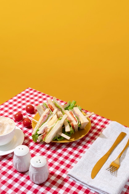 Comida deliciosa en ángulo alto de mesa