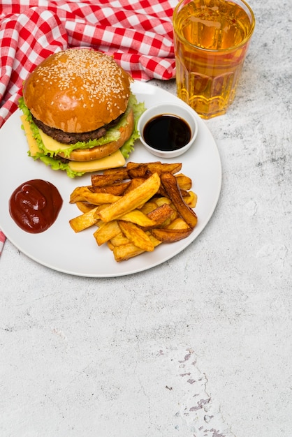 Foto gratuita comida deliciosa comida rápida en mesa gris