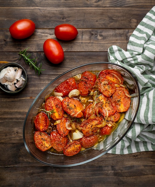 Comida deliciosa endecha plana con tomates