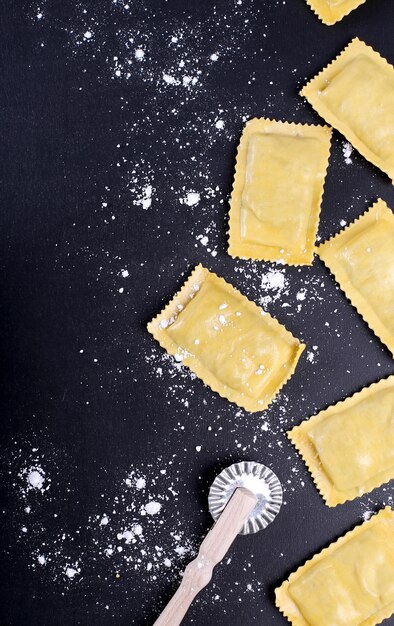 Comida. Deliciosa pasta hecha a mano sobre la mesa