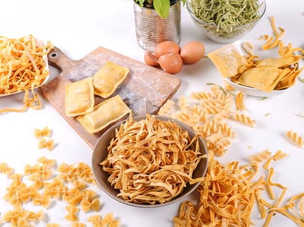 Comida. Deliciosa pasta hecha a mano sobre la mesa