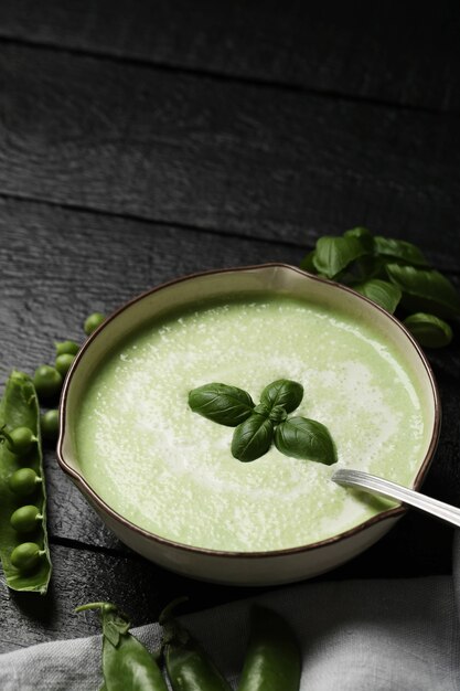 Comida. Deliciosa sopa de guisantes