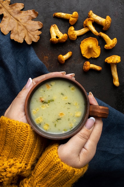 Foto gratuita comida deliciosa sopa de setas de otoño