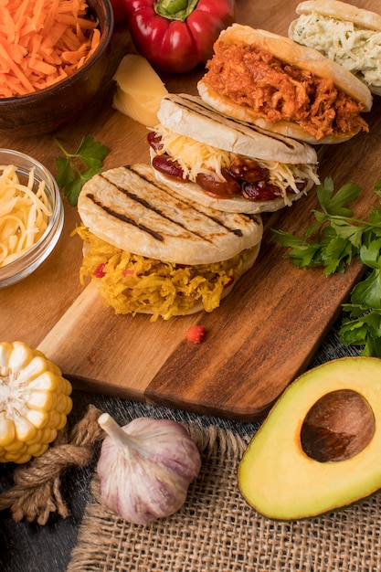 Comida deliciosa en tablero de madera