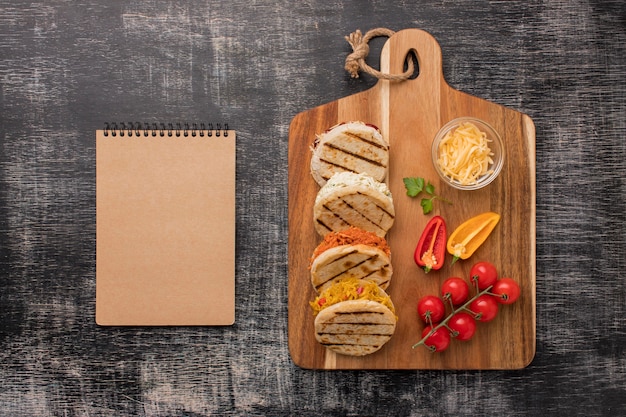 Comida deliciosa en tablero de madera