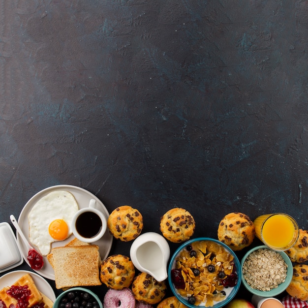 Foto gratuita comida para el desayuno en mesa negra