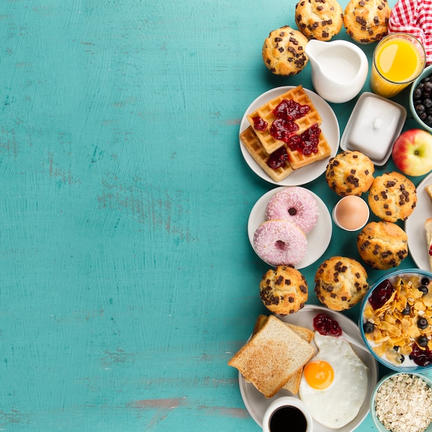 Foto gratuita comida de desayuno de pie en el lado derecho