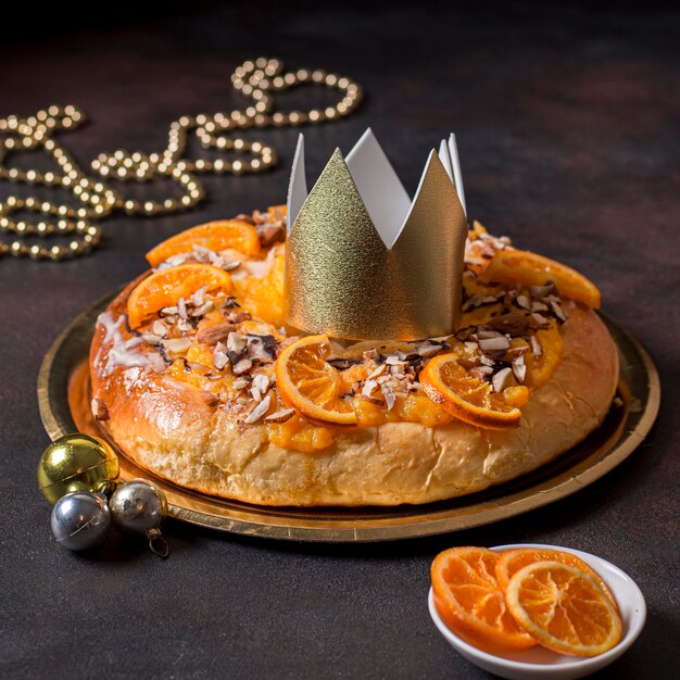 Comida del día de la epifanía de alto ángulo con corona dorada.